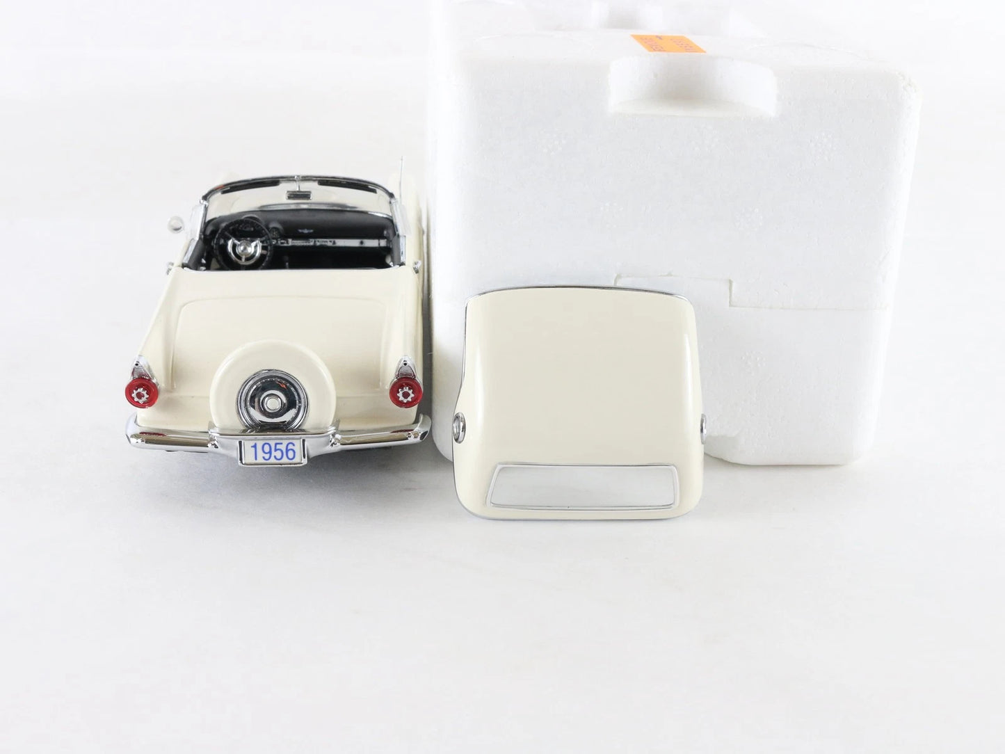 1956 Ford Thunderbird Convertible White Danbury Mint 1:24 Diecast Model