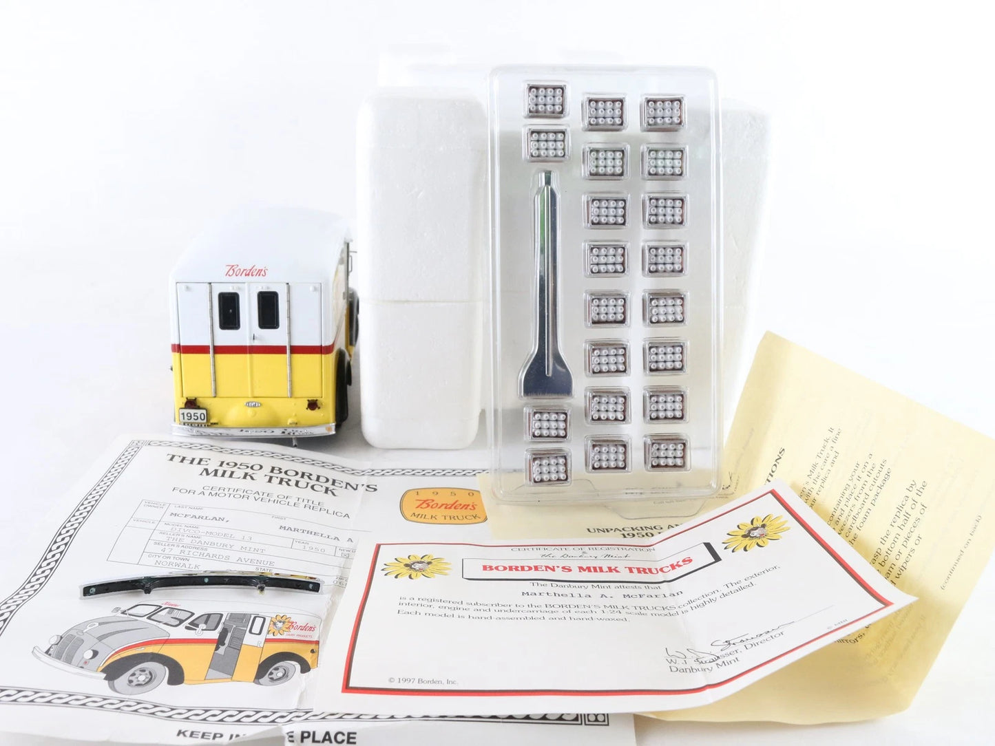 1950 Divco Model 13 Borden Milk Delivery Truck Danbury Mint 1:24 Diecast Model