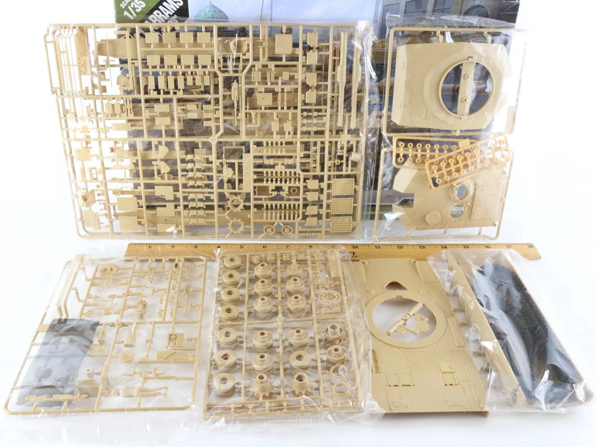 M1A1 Abrams Battle Tank Iraq 2003 GD Academy 1:35 13202 Military Kit