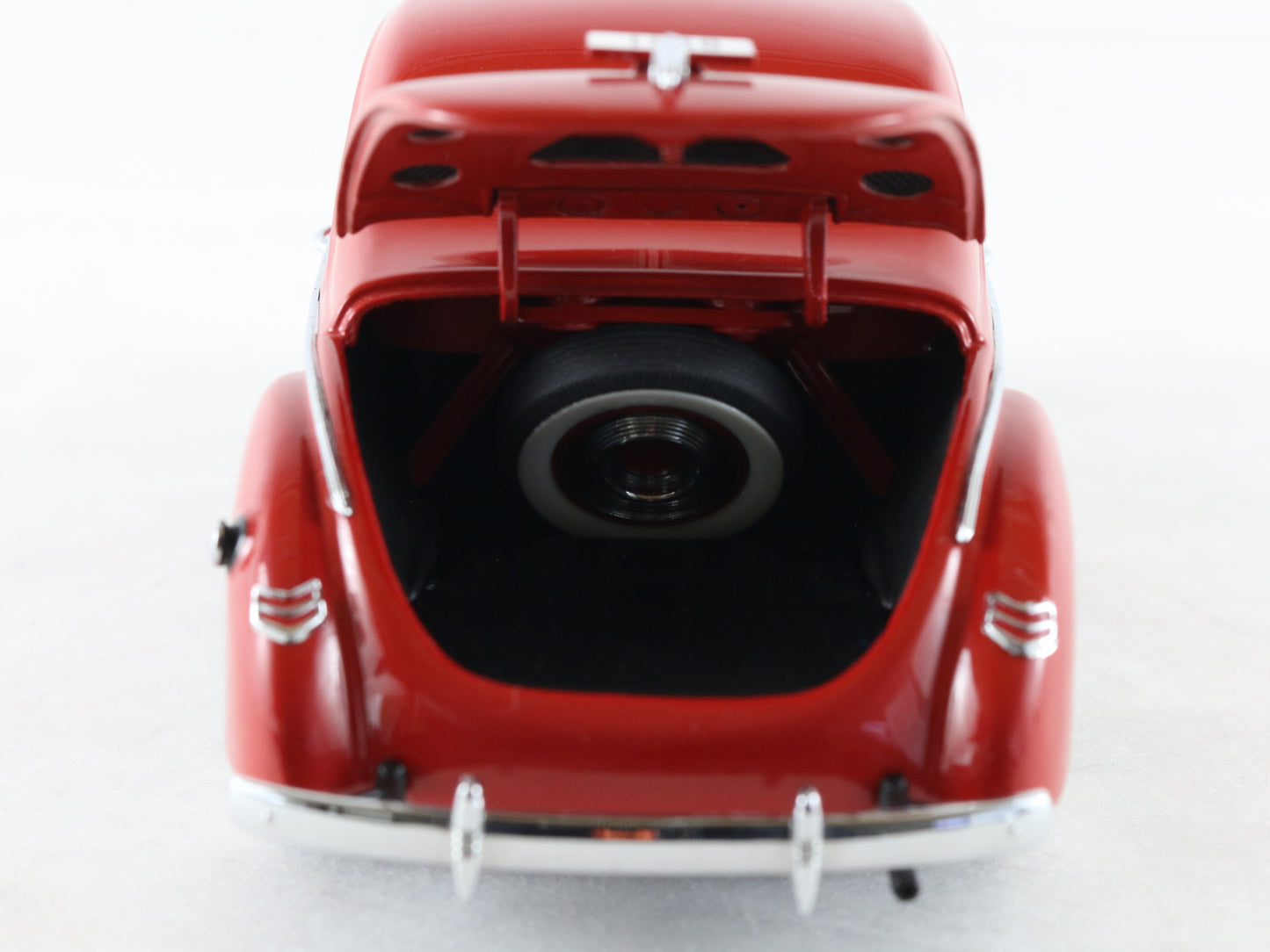 1940 Ford Deluxe Coupe Red Danbury Mint 1:24 Model Car