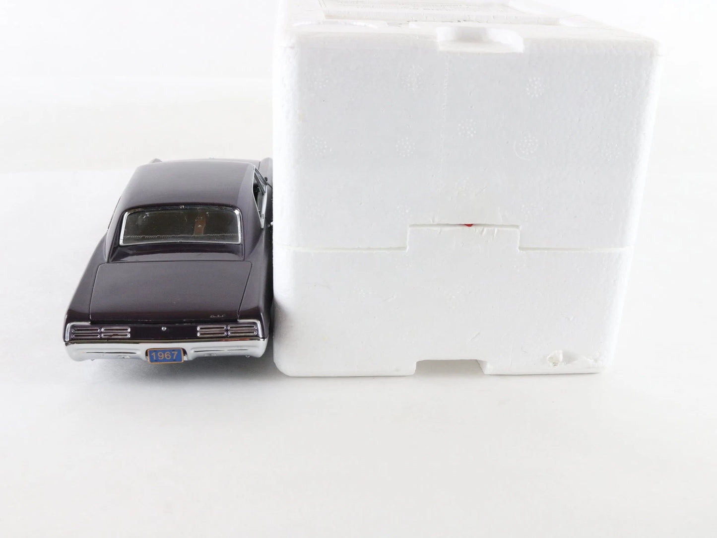 1967 Pontiac GTO Hardtop Dark Purple Danbury Mint 1:24 Diecast Model AS-IS
