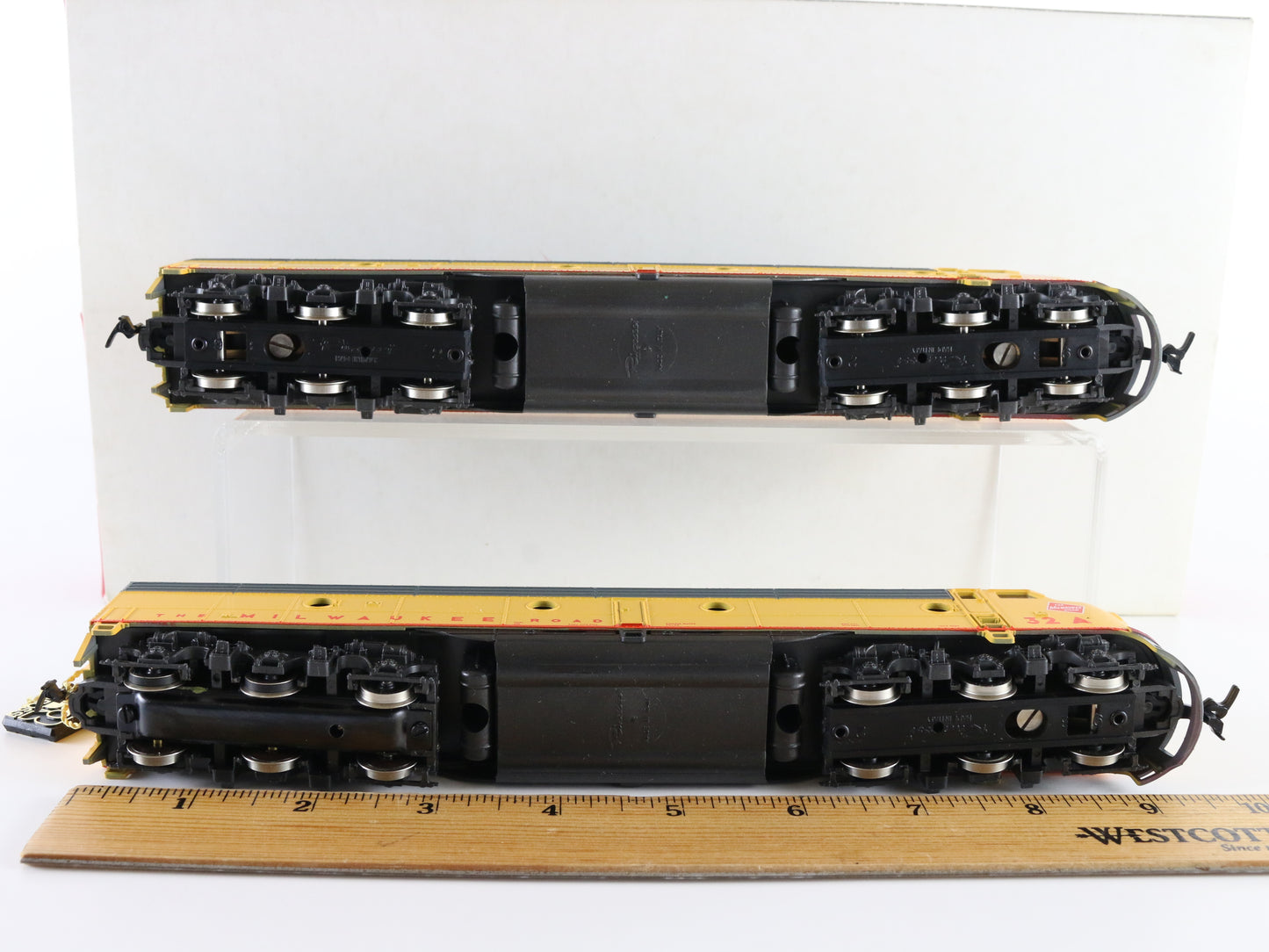 Rivarossi HO Milwaukee Road 32 EMD E8 Diesel Locomotives AA Set