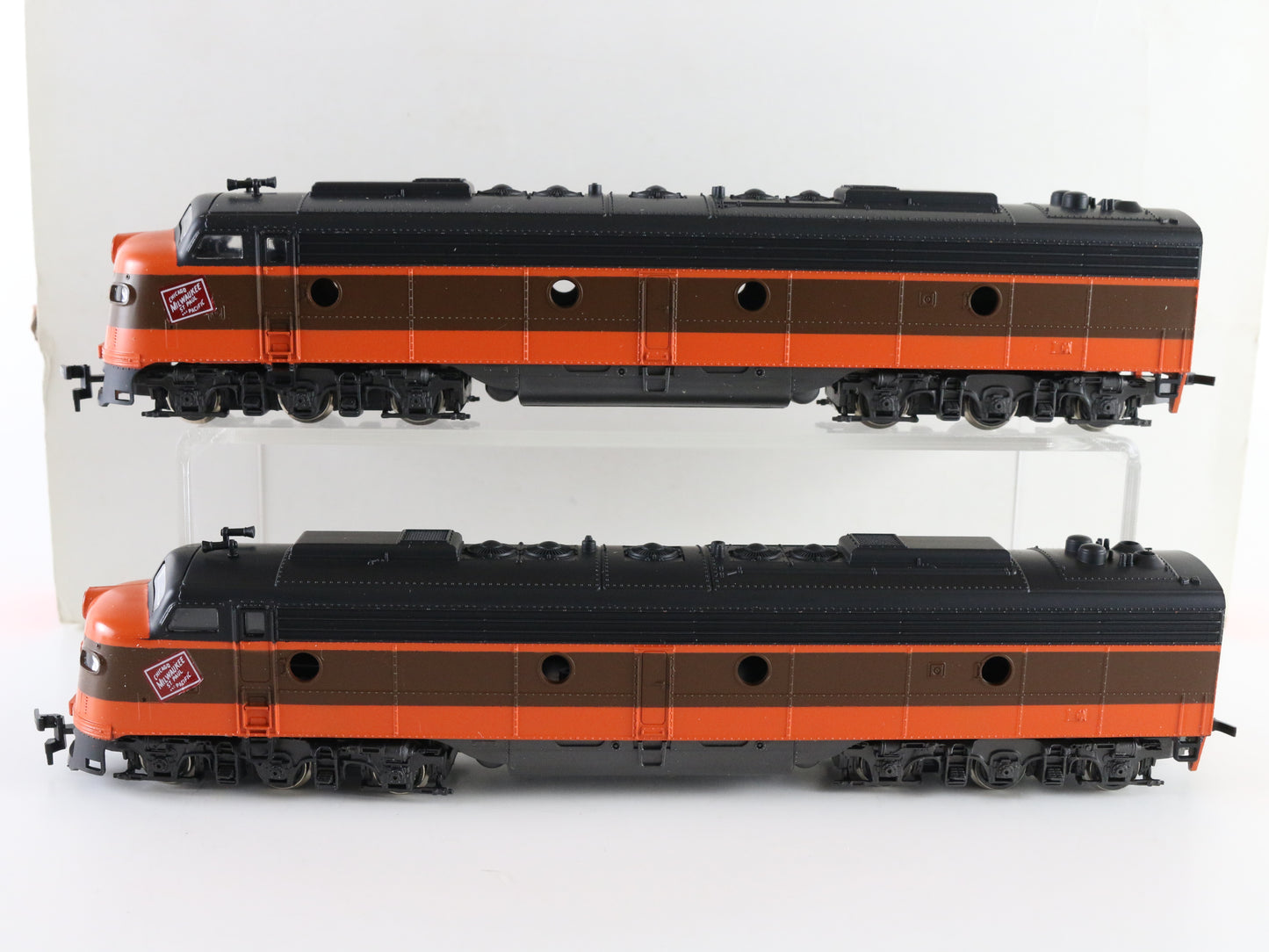 Rivarossi HO Milwaukee Road EMD E8 Diesel Locomotives AA Set