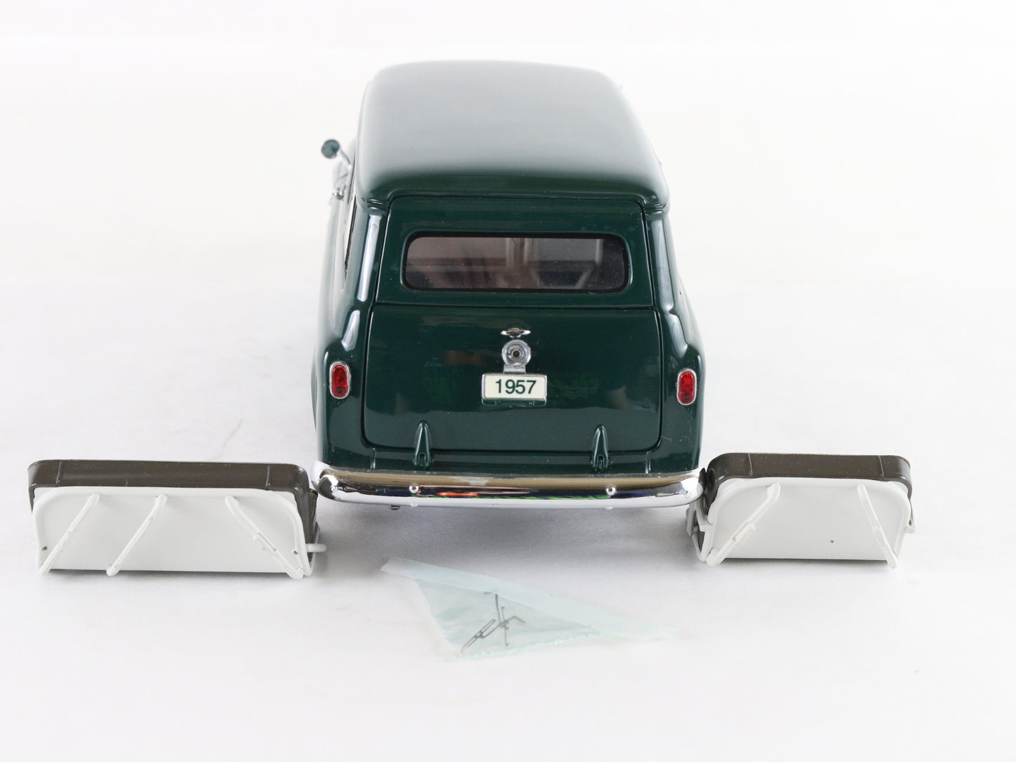 1957 Chevrolet Suburban Green Danbury Mint 1:24 Diecast Model Car