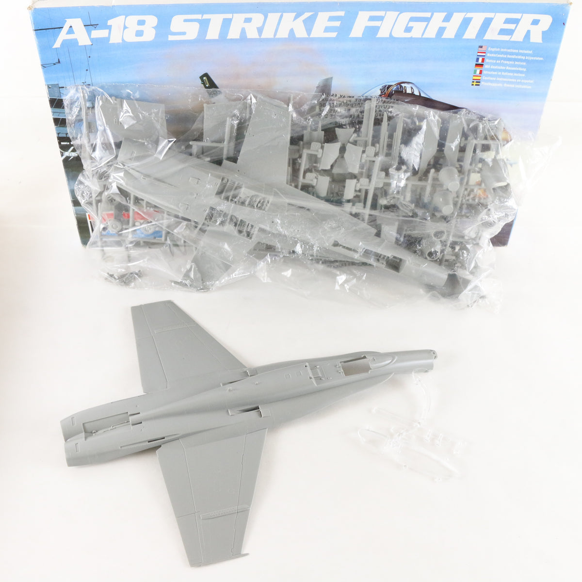 A-18 Strike Fighter Jet Monogram 1:48 Model Aircraft Kit 5807