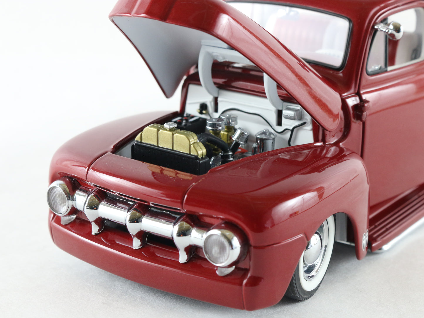 1951 Ford F1 Custom Pickup Truck Red & White Danbury Mint 1:24 Model