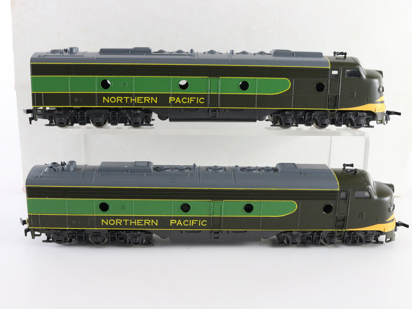 Rivarossi HO Northern Pacific EMD E8 Diesel Locomotives Set of 2