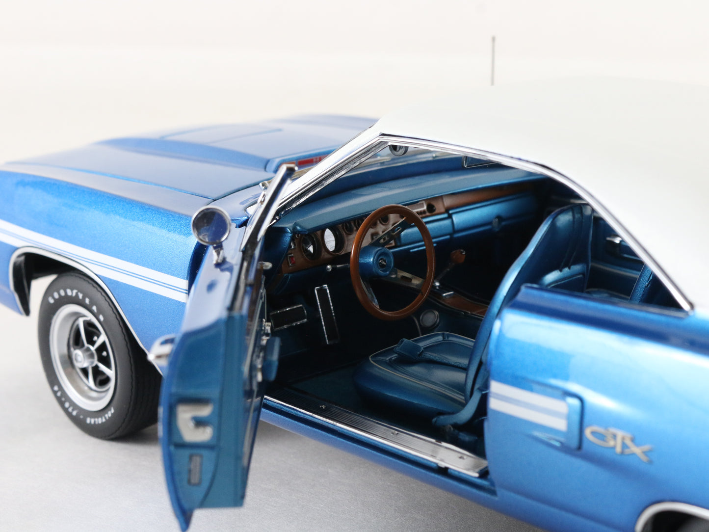 1970 Plymouth GTX Blue & White GMP 1:18 Diecast Model Car 1 Of 996 G1803107