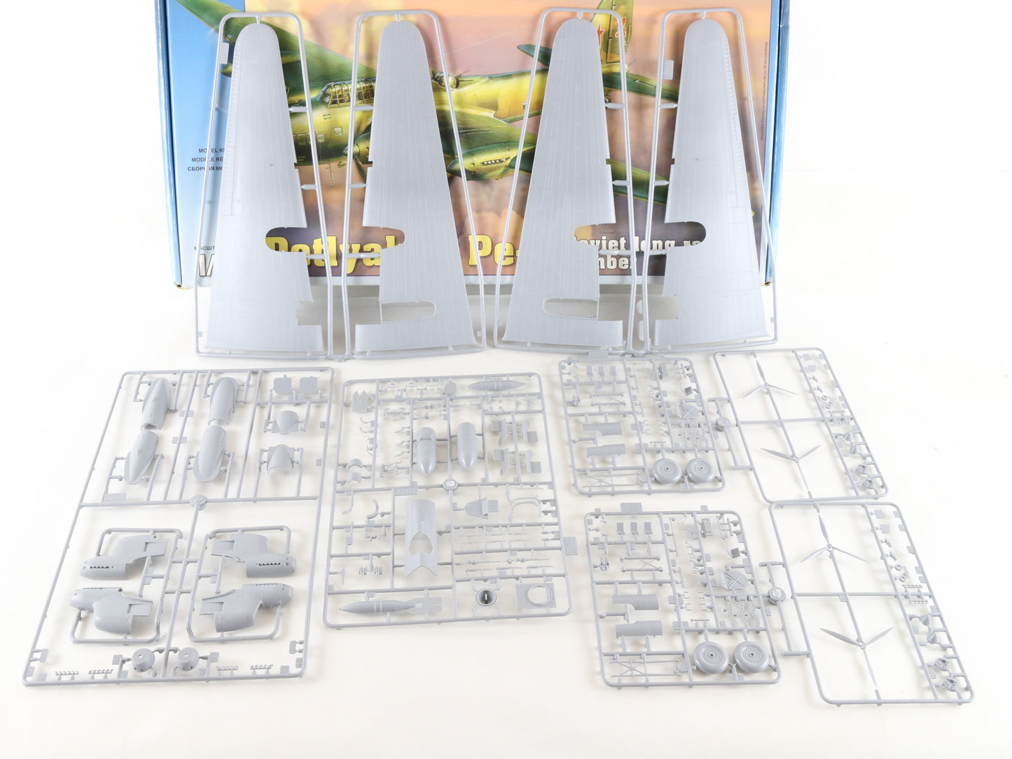 Petlyakov PE-8 Soviet Long Range Bomber Plane Zvezda 1:72 Model Kit 7264