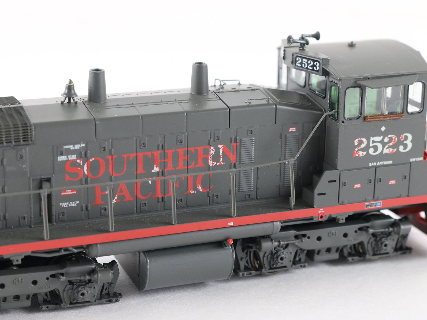 Athearn HO 96682 Southern Pacific 2523 SW1500 Worn Red Lettering Diesel Loco