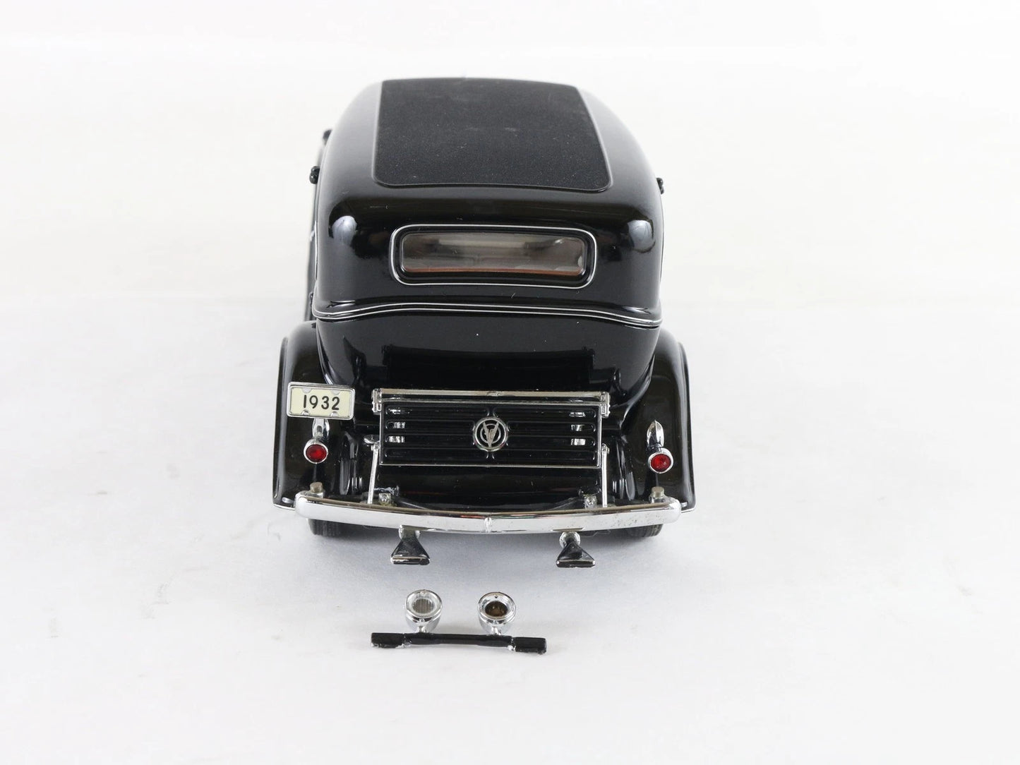 1932 Cadillac V-16 Sedan Black Danbury Mint 1:24 Diecast Model Car