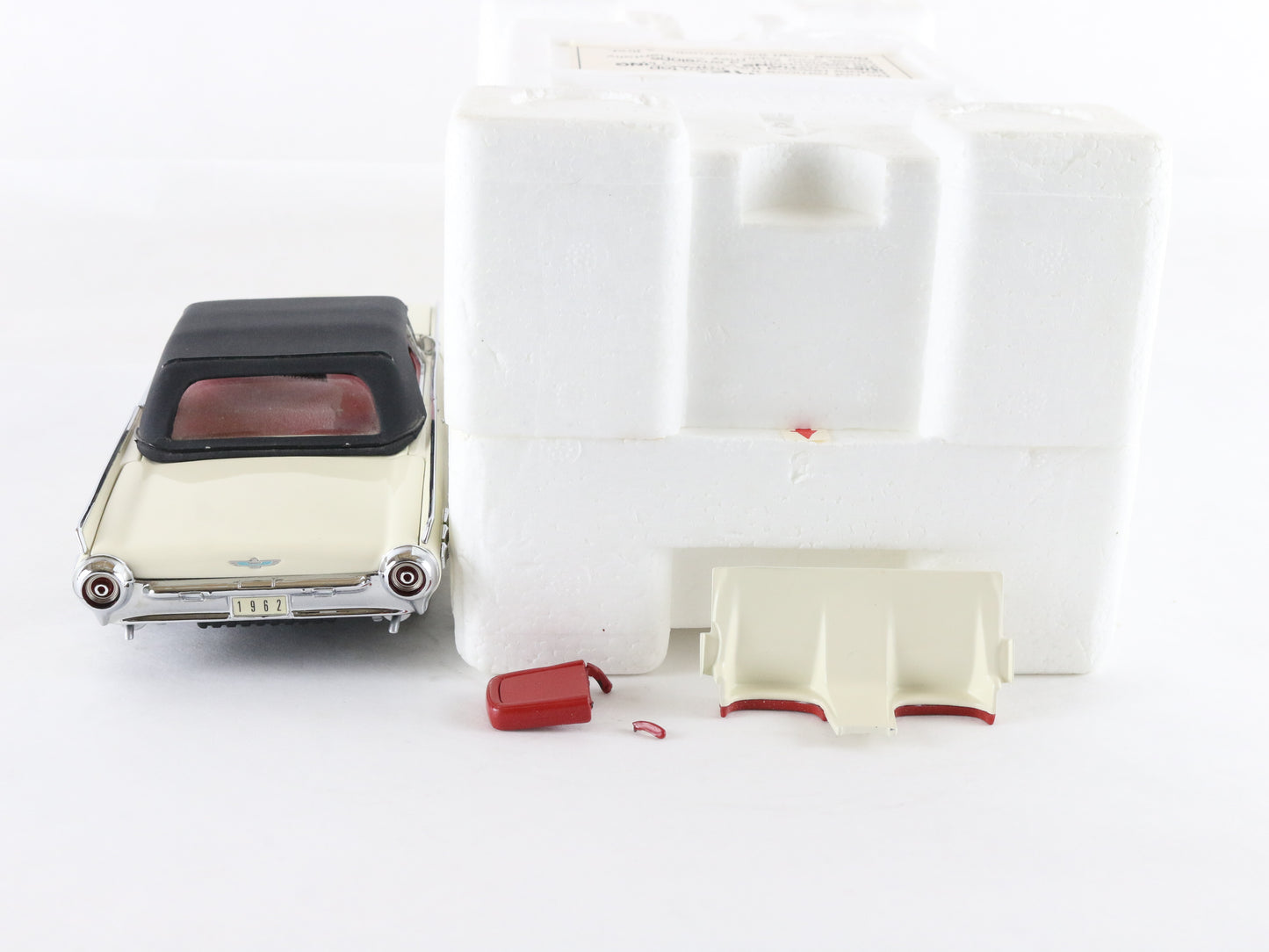 1962 Ford Thunderbird White Black Danbury Mint 1:24 Diecast Model Car