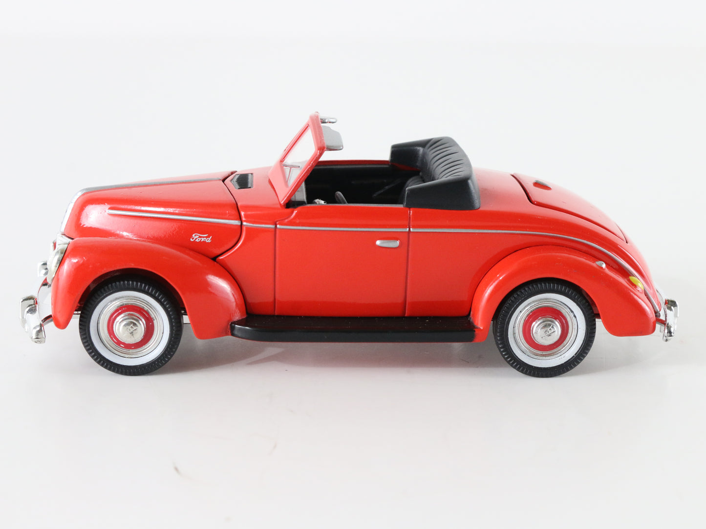 1940 Ford Roadster Convertible Red & Black Golden Wheel 1:32 9520 Model Car