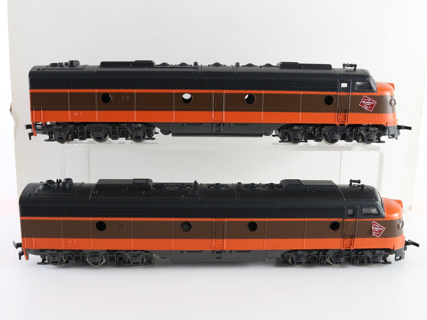 Rivarossi HO Milwaukee Road EMD E8 Diesel Locomotives AA Set