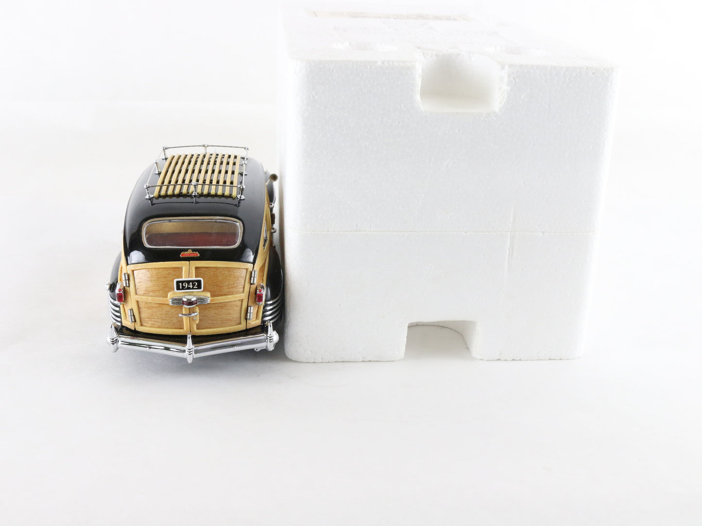 1942 Chrysler Town & Country Black Wood Panel Danbury Mint 1:24 Diecast Model