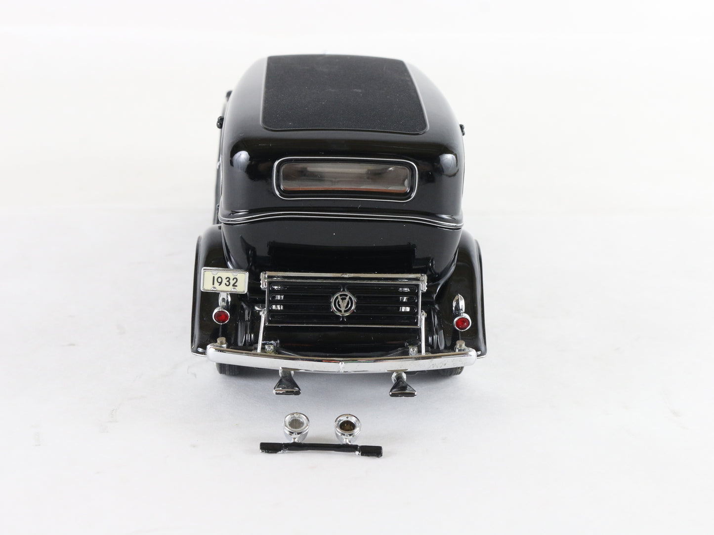 1932 Cadillac V-16 Sedan Black Danbury Mint 1:24 Diecast Model Car