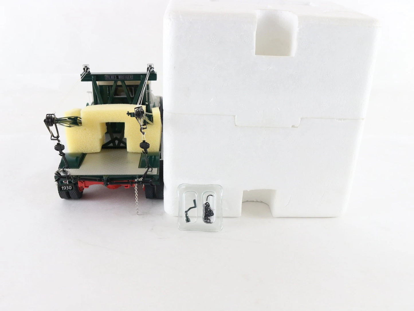 1930 International Wrecker IH A5 Tow Truck Green Danbury Mint 1:24 Scale