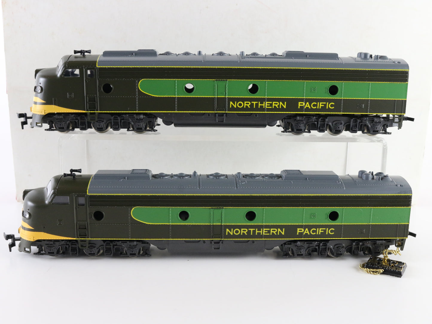 Rivarossi HO Northern Pacific EMD E8 Diesel Locomotives Set of 2