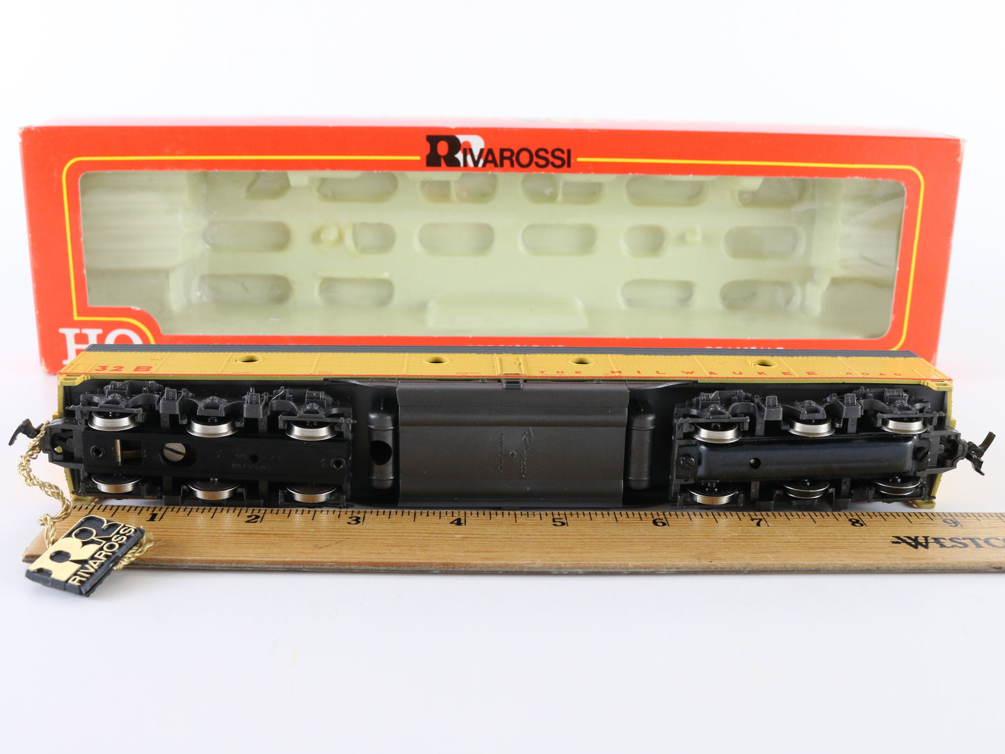 Rivarossi HO Milwaukee Road 32b EMD E8B Diesel Dummy Locomotive