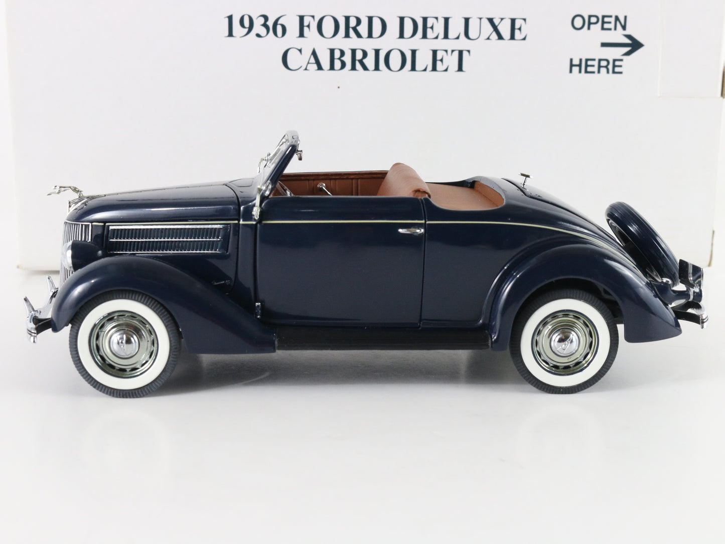 1936 Ford Deluxe Cabriolet Convertible Blue Danbury Mint 1:24 Model Car