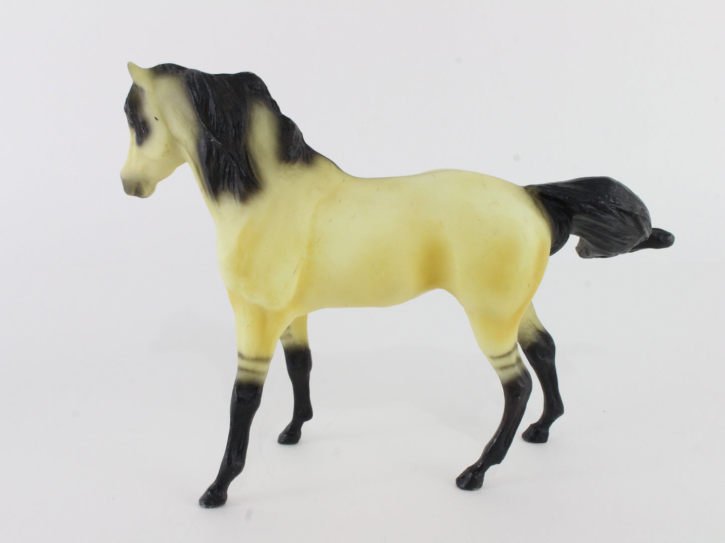 Mestenos Mother Buckskin Mare Breyer #4810 Classic Size Horse