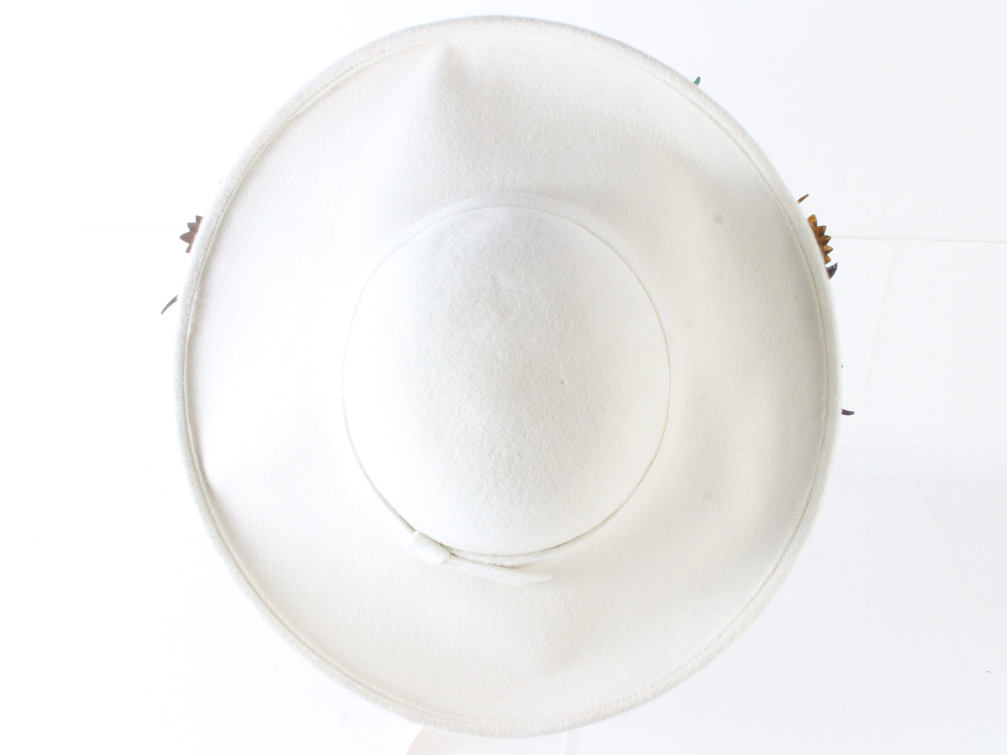 Makins New York Ladies Elegant Boutique White Felt Hat W/ Leaves 7 1/8 57cm