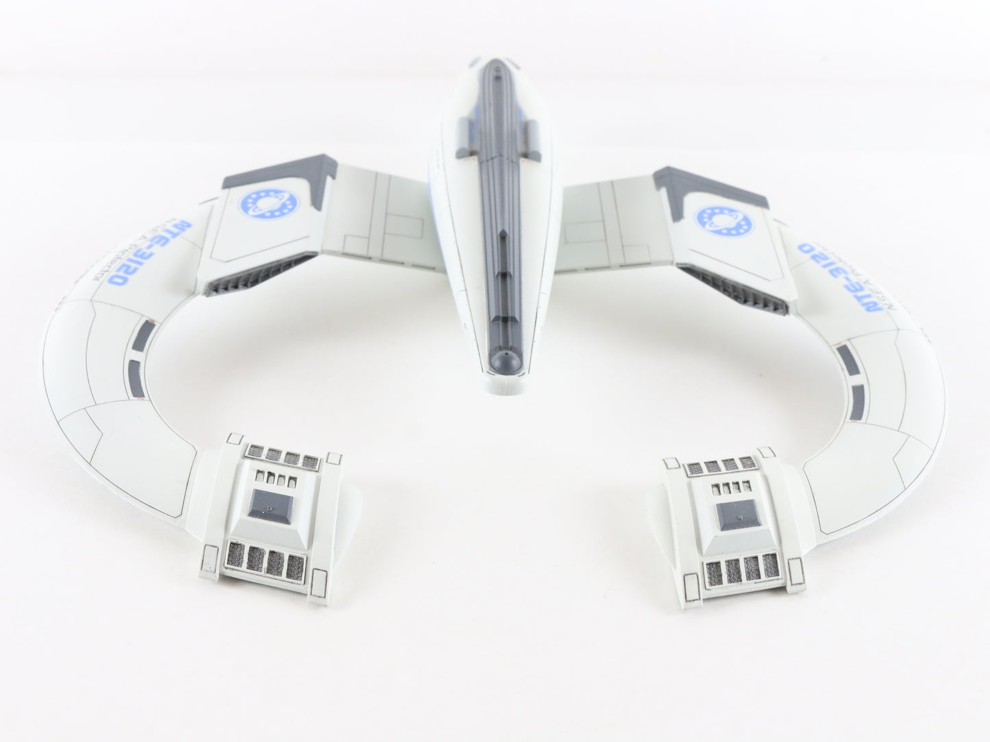 Galaxy Quest NSEA Protector Built Spaceship Nte-3120 1/400 Pegasus Hobbies