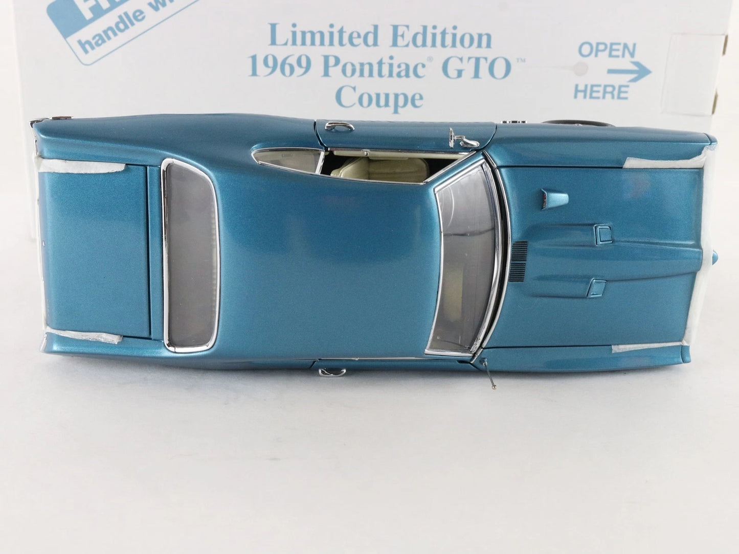 1969 Pontiac GTO Coupe Light Blue Danbury Mint 1:24 Diecast Model 680