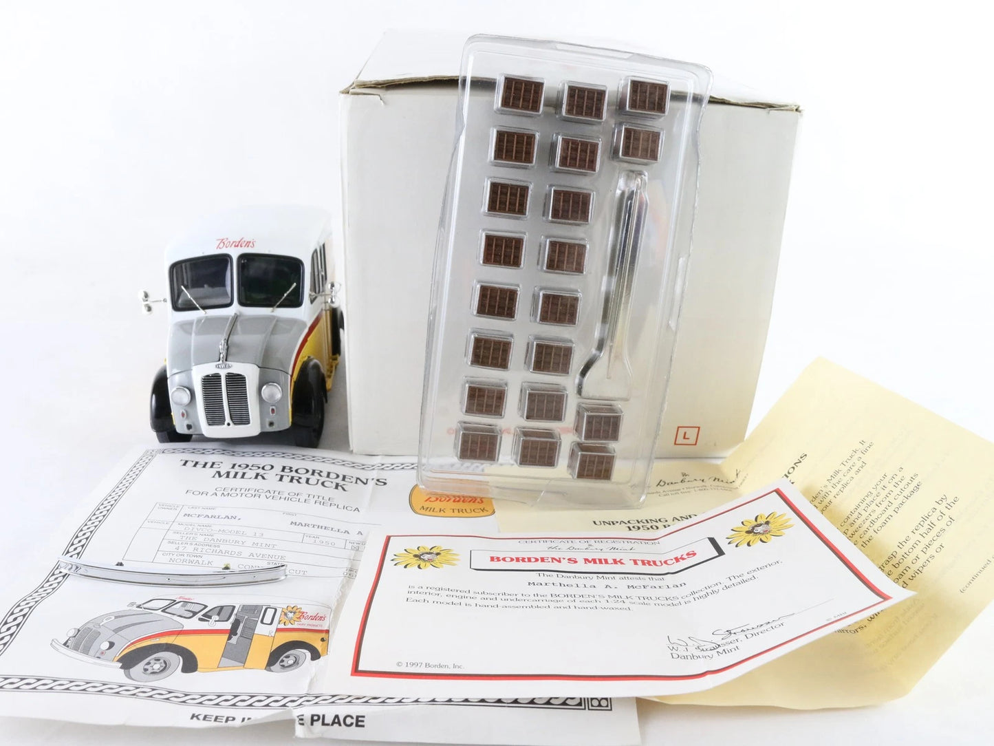 1950 Divco Model 13 Borden Milk Delivery Truck Danbury Mint 1:24 Diecast Model