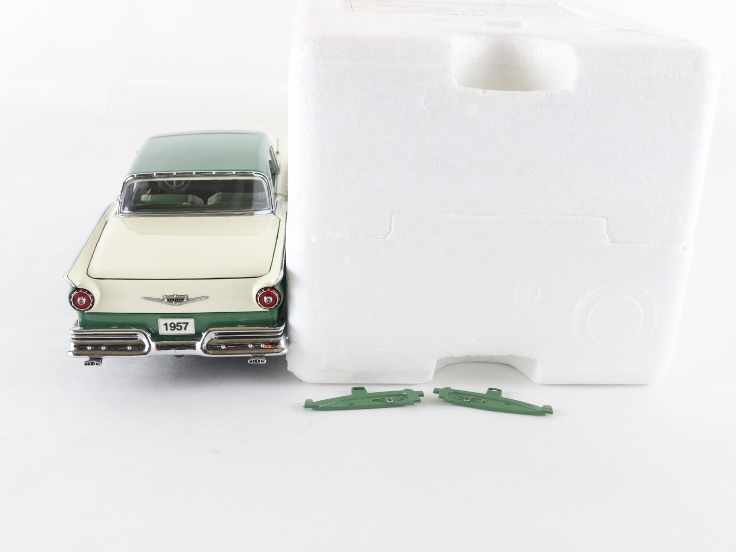 1957 Ford Fairlane 500 Skyliner Green White Danbury Mint 1:24 Diecast Model Car