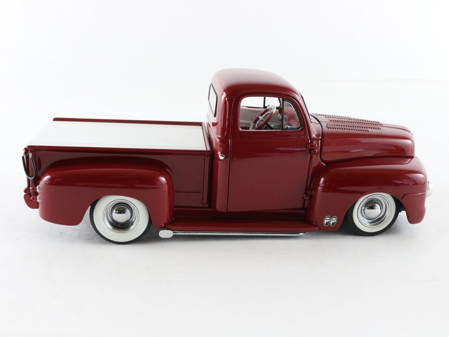 1951 Ford F1 Custom Pickup Truck Red & White Danbury Mint 1:24 Model