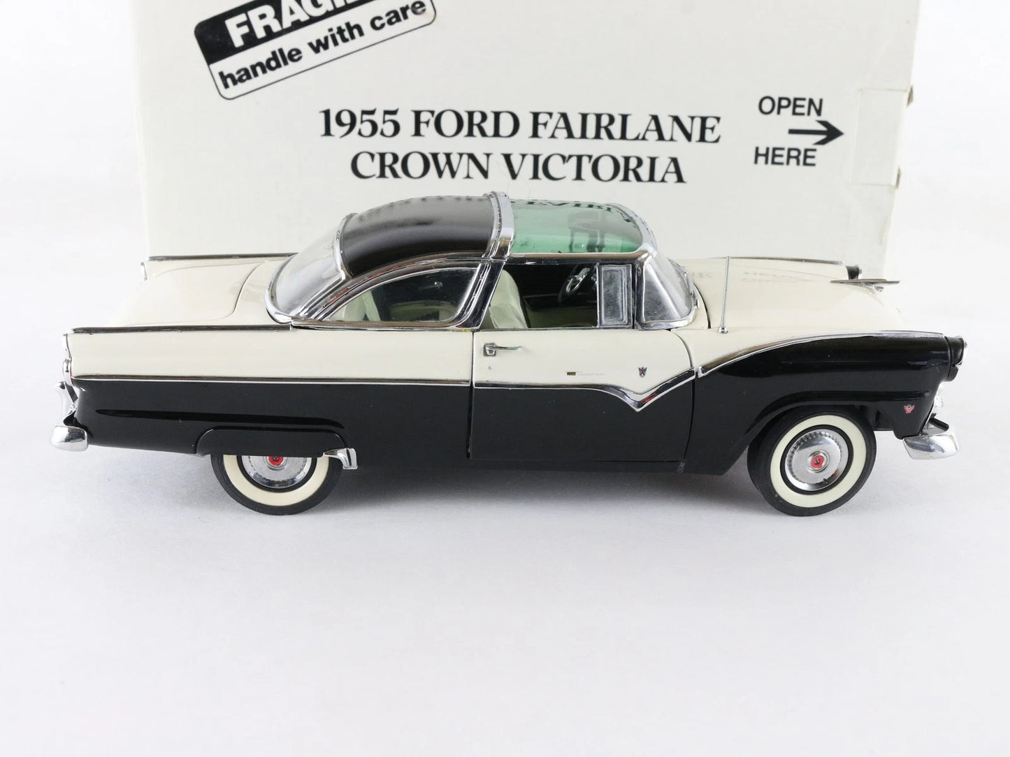 1955 Ford Fairlane Crown Victoria Danbury Mint 1:24 White Black Diecast Model