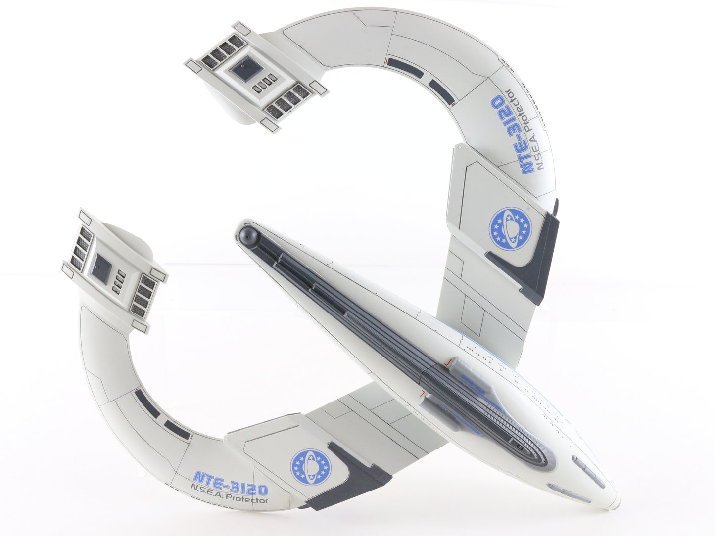 Galaxy Quest NSEA Protector Built Spaceship Nte-3120 1/400 Pegasus Hobbies