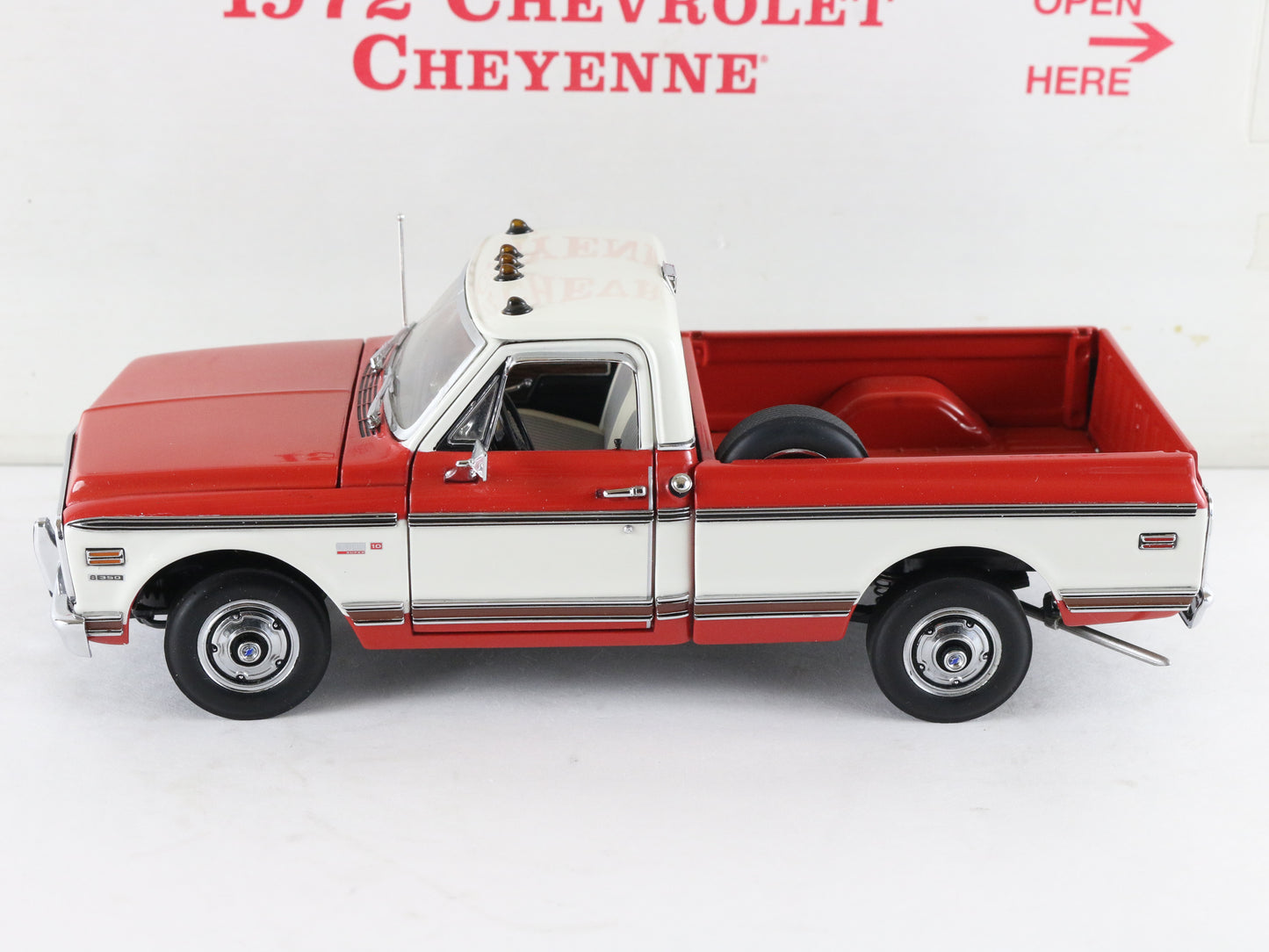 1972 Chevrolet Cheyenne Pickup Truck Red White Danbury Mint 1:24 Diecast