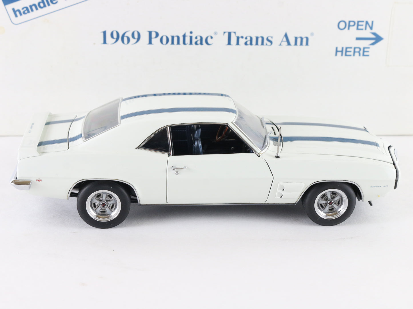 1969 Pontiac Trans Am Blue White Danbury Mint 1:24 Diecast Model Car