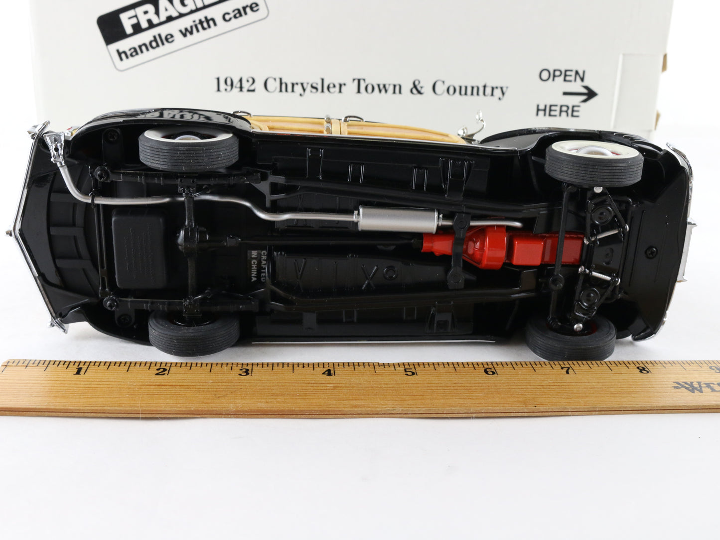 1942 Chrysler Town & Country Black Wood Panel Danbury Mint 1:24 Model Car