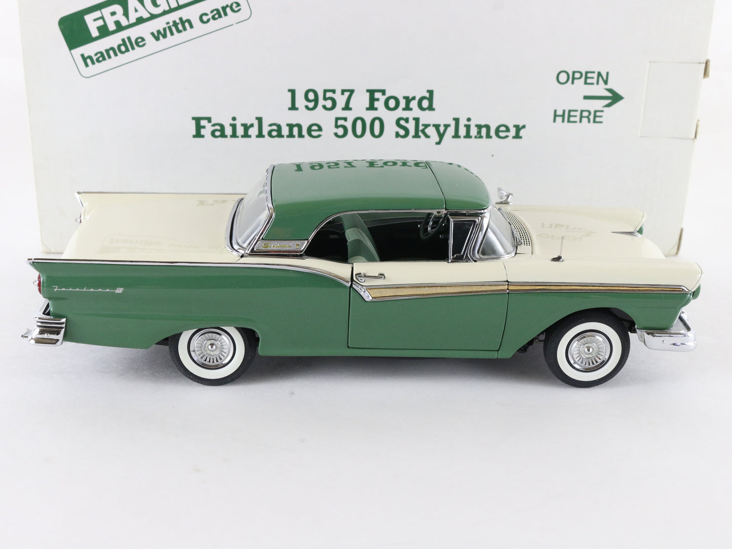 1957 Ford Fairlane 500 Skyliner Green White Danbury Mint 1:24 Diecast Model Car