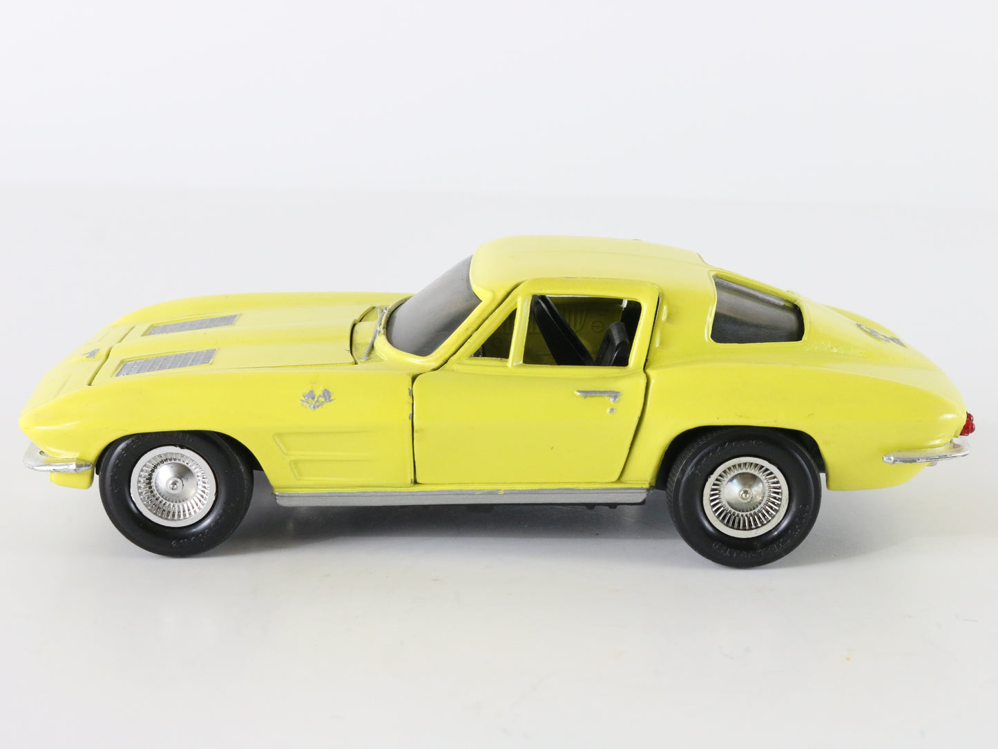 Corvette Stingray Yellow Ertl 1:24 Metal Model Car 1172w