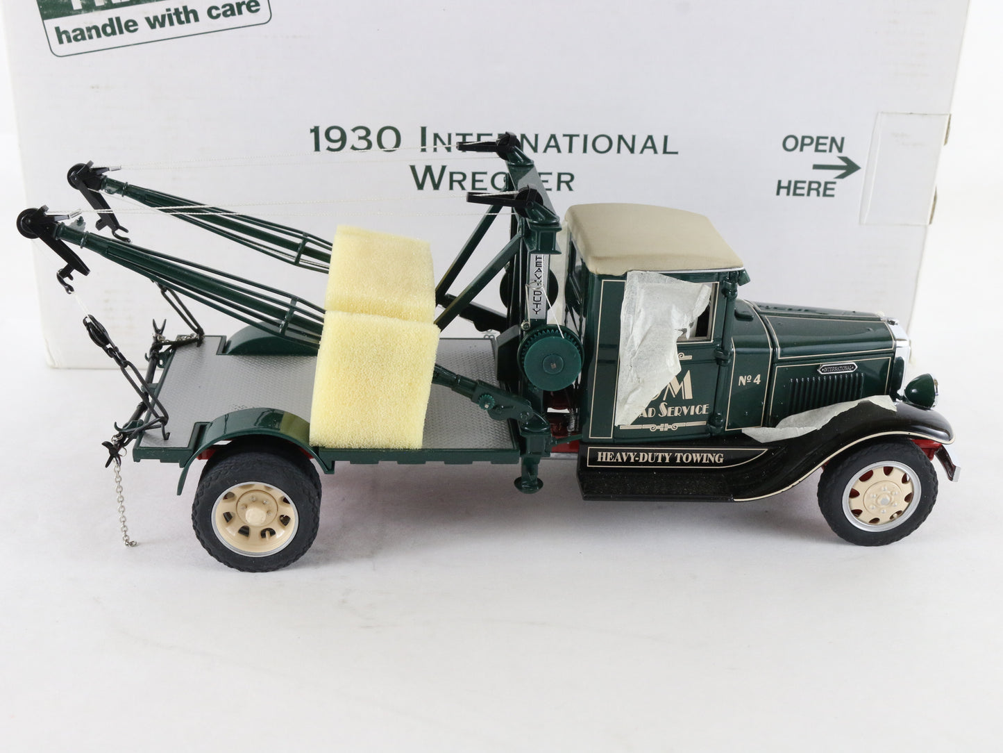 1930 International Wrecker IH A5 Tow Truck Green Danbury Mint 1:24 Scale