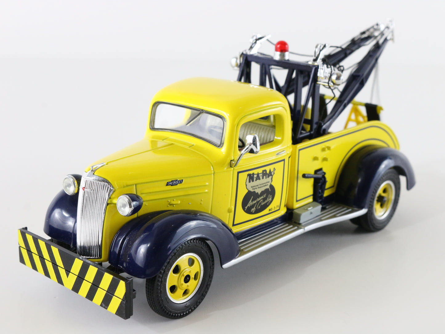 1937 Chevrolet Tow Truck NARA Blue & Yellow First Gear Model 1:34