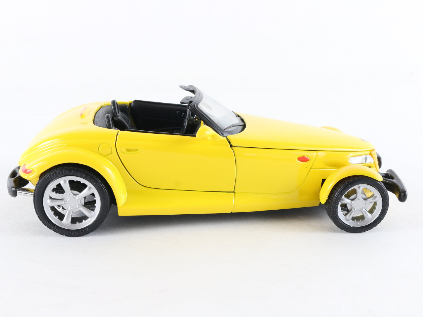 Plymouth Prowler Convertible Yellow Maisto 1:24 Diecast Model Car