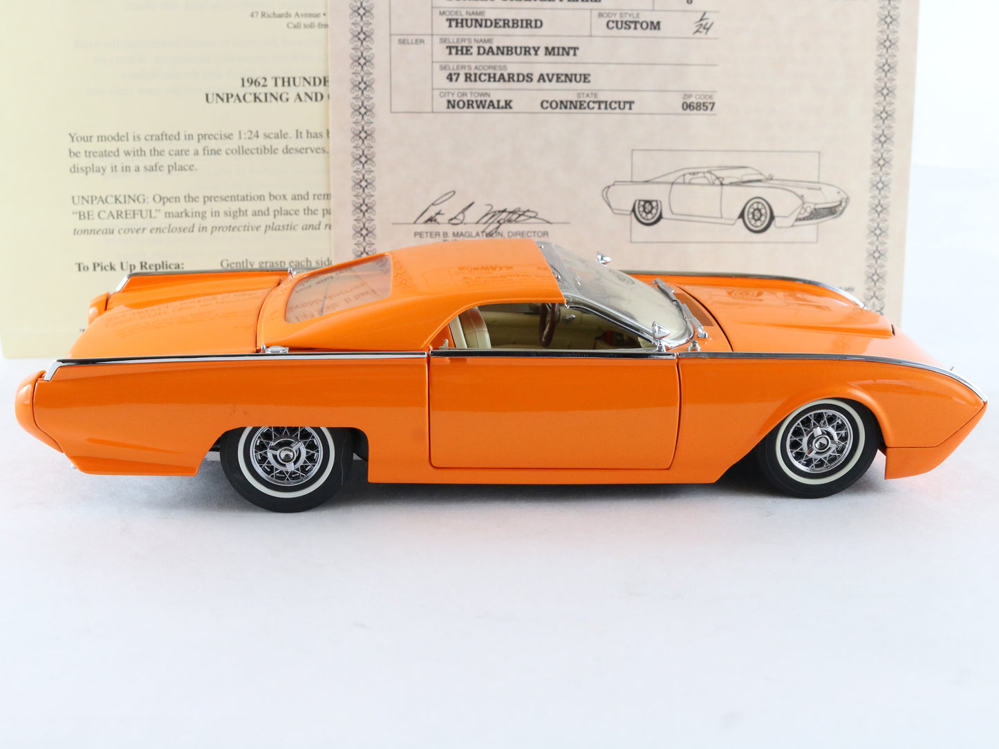 1962 Ford Thunderbird Custom Convertible Orange Danbury Mint 1:24 Model Car