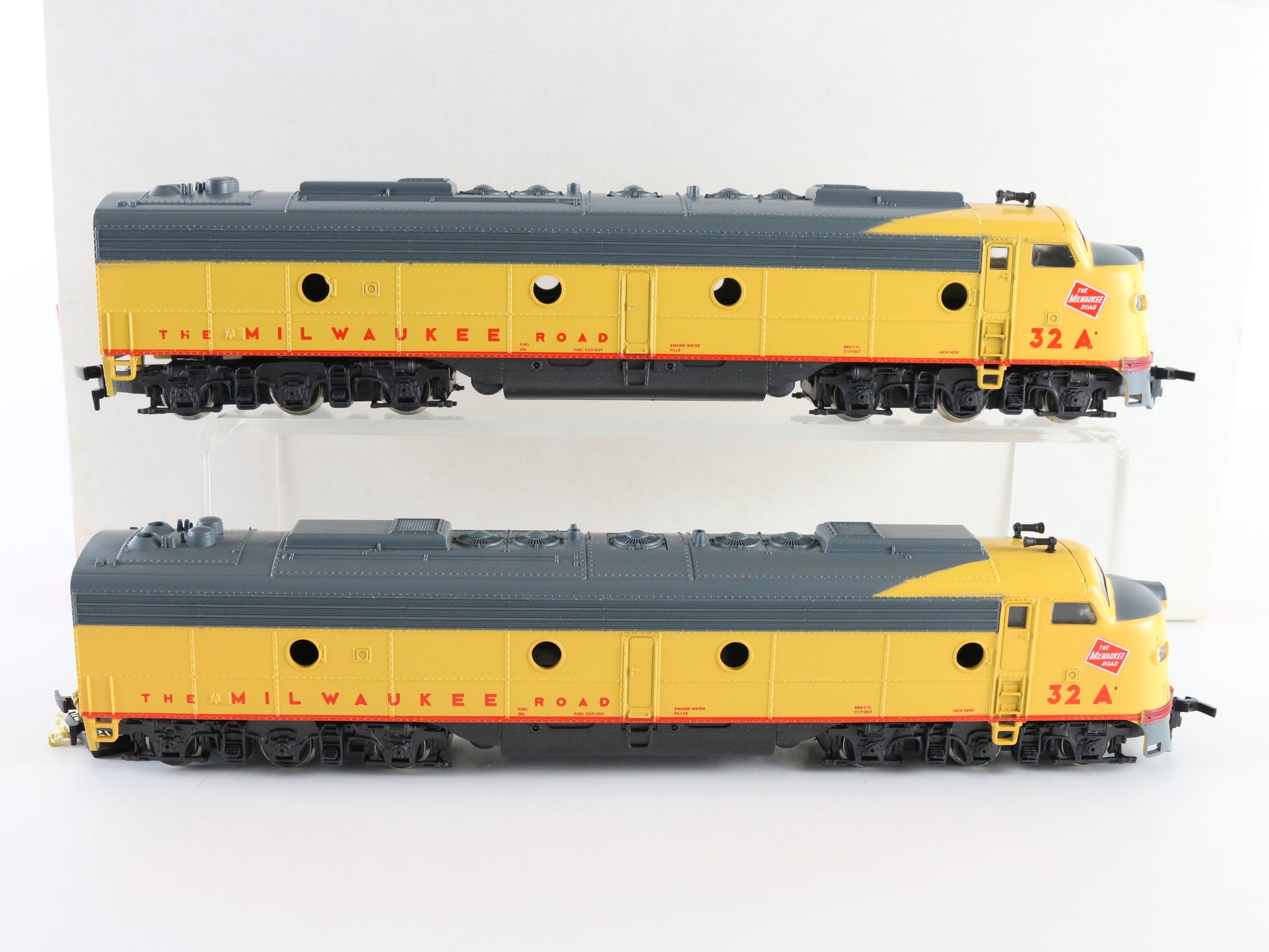 Rivarossi HO Milwaukee Road 32 EMD E8 Diesel Locomotives AA Set