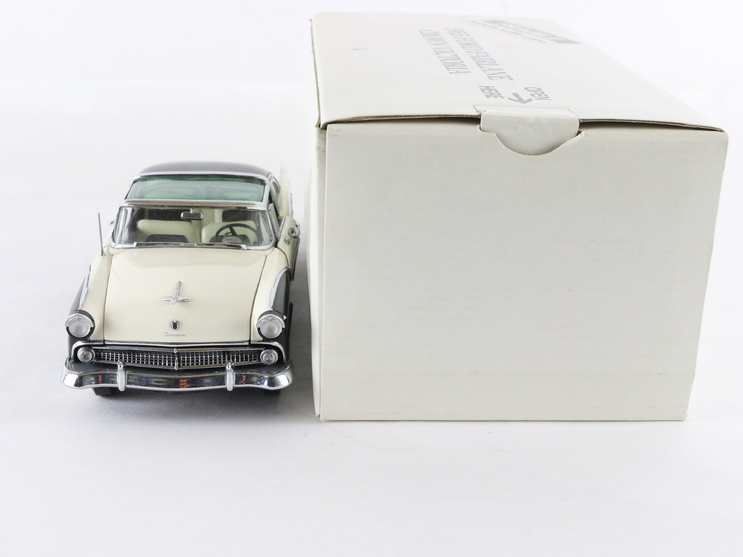 1955 Ford Fairlane Crown Victoria Black White Danbury Mint 1:24 Diecast Model