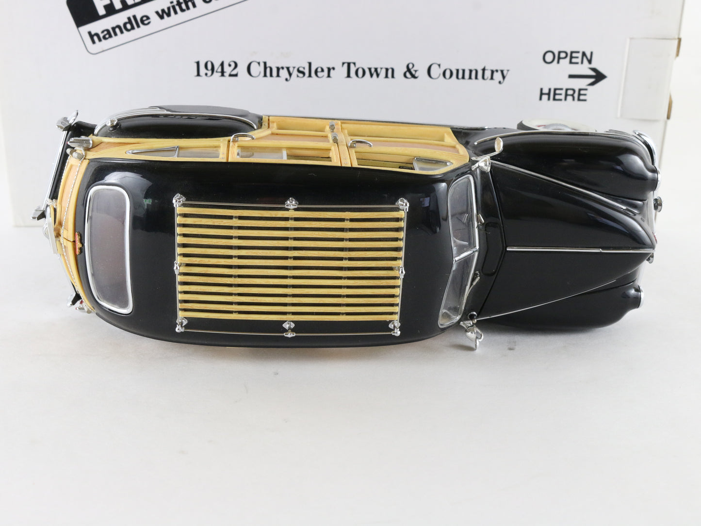 1942 Chrysler Town & Country Black Wood Panel Danbury Mint 1:24 Diecast Model