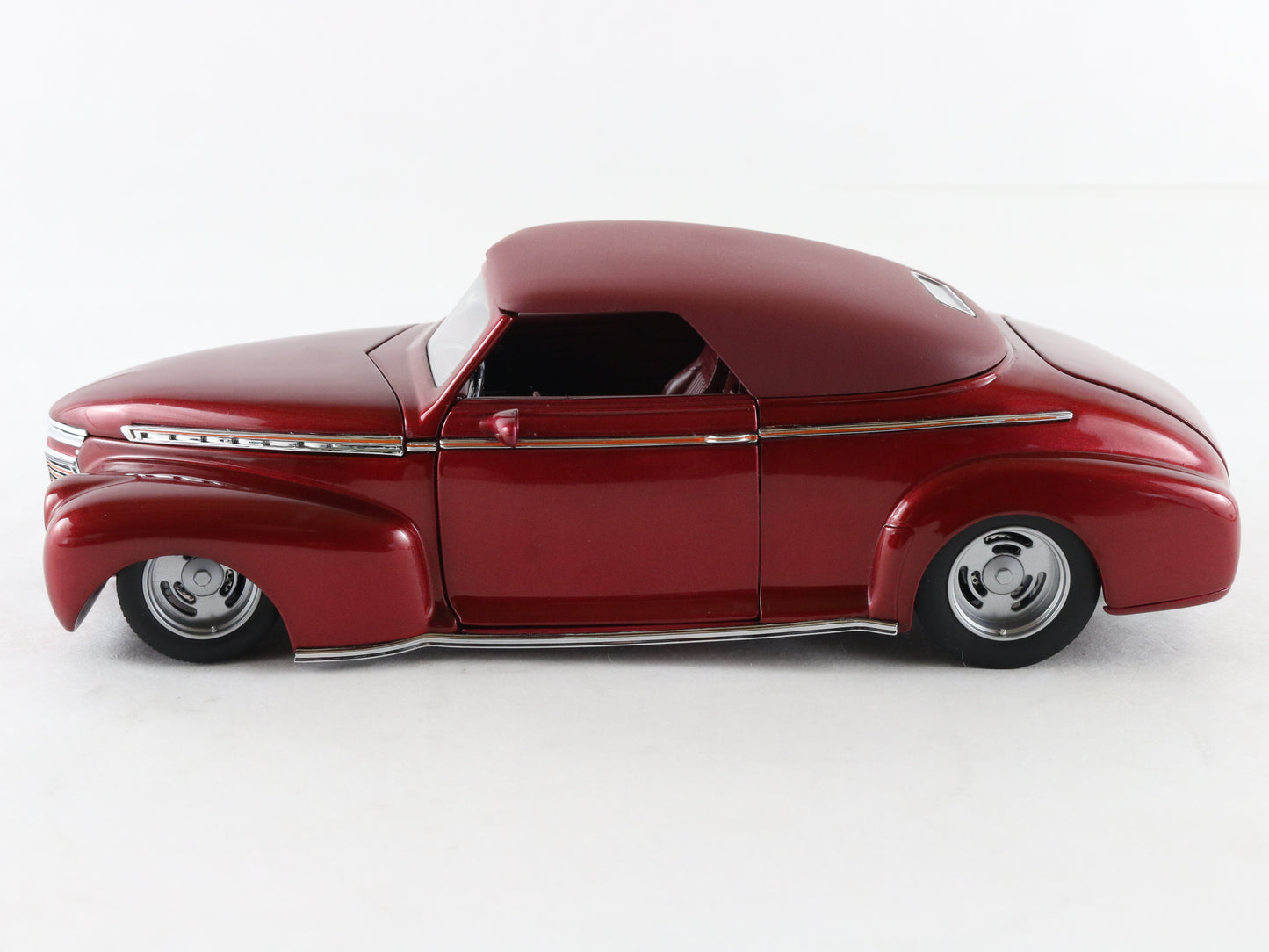 1941 Chevrolet Custom Rod Cherry Red Convertible Danbury Mint 1:24 Model Car