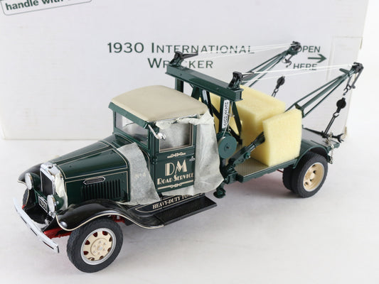 1930 International Wrecker IH A5 Tow Truck Green Danbury Mint 1:24 Scale