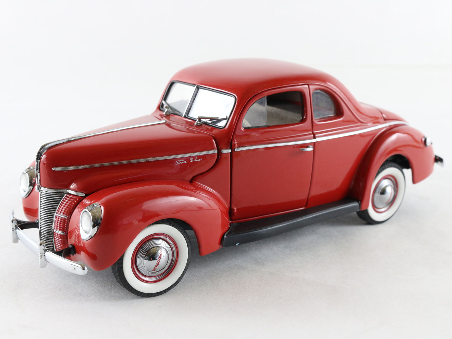 1940 Ford Deluxe Coupe Red Danbury Mint 1:24 Model 