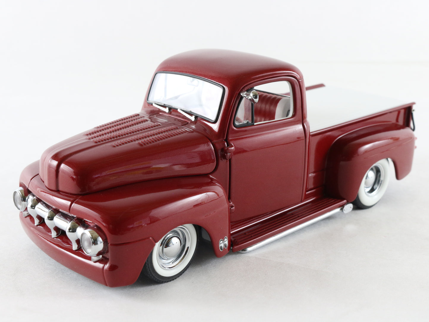 1951 Ford F1 Custom Pickup Truck Red & White Danbury Mint 1:24 Model