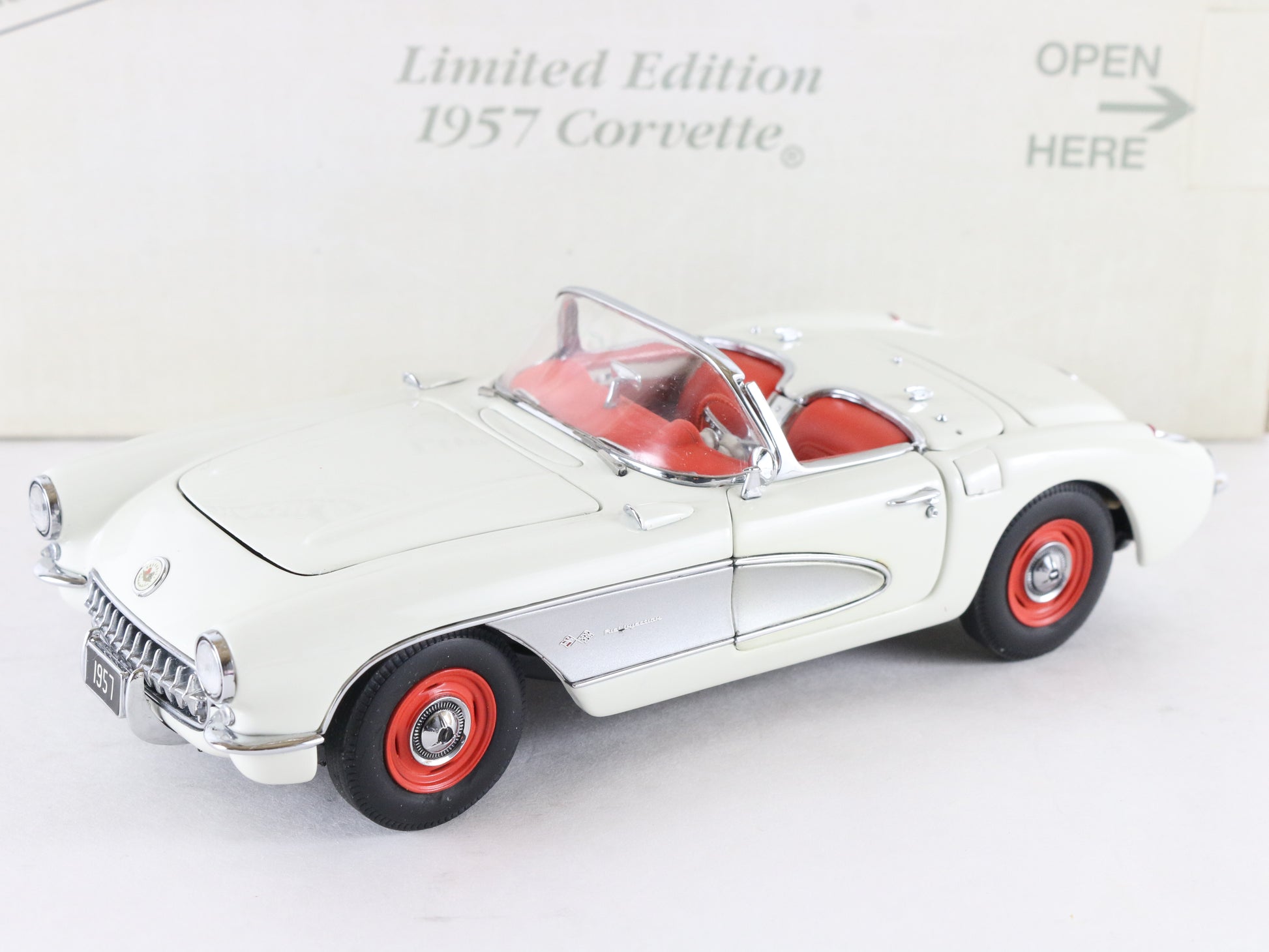 1957 Chevy Corvette Roadster White Black Limited Danbury Mint 1:24 Diecast #912